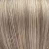 Aschblond mit sehr hellblonden Strähnen
